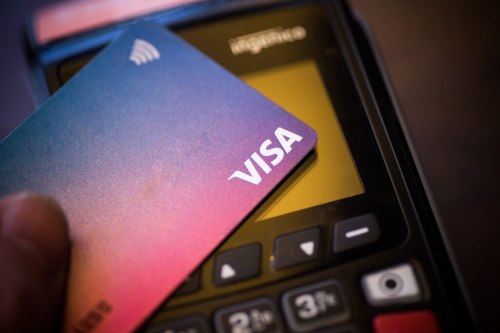 A person use VISA card to pay.